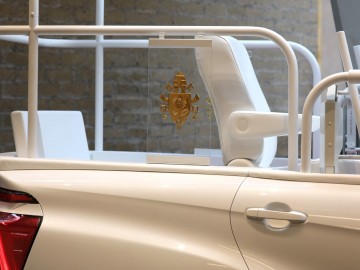 Papież Franciszek z wodorowym Papamobile